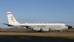Yhdysvaltain ilmavoimien RC-135 Rivet Joint -tiedustelukone kuvattuna kiitoradalla aamunkoitossa.