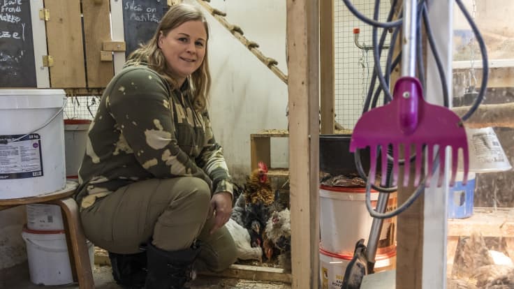 Nainen kanalan oviaukon edessä.