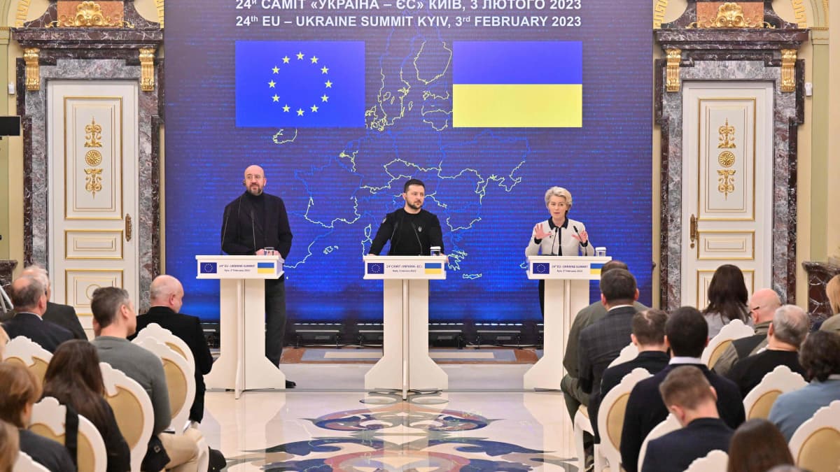 Eurooppa-neuvoston puheenjohtaja Charles Michel,  Ukrainan presidentti Volodymyr Zelenskyi ja  Euroopan komission puheenjohtaja Ursula von der Leyen.