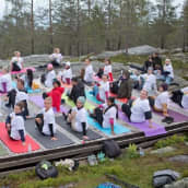 Joogaajat joogaavat Ounasvaaran Juhannuslavalla kesäkuussa 2021.