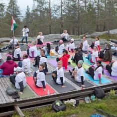 Joogaajat joogaavat Ounasvaaran Juhannuslavalla kesäkuussa 2021.