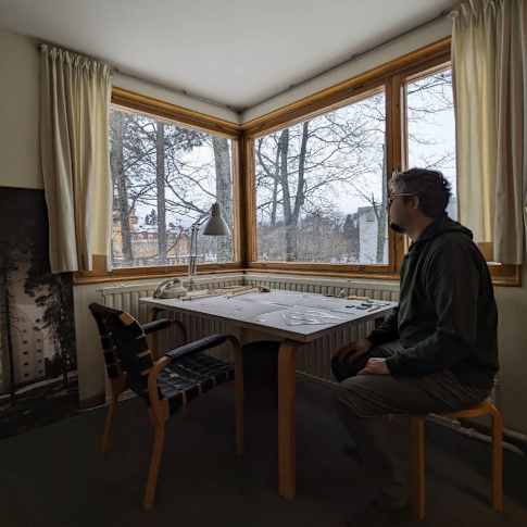 Pöydän ääressä istuva Aleksei Dupljakov 