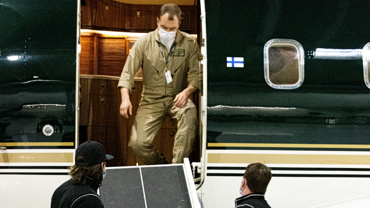 Kapteeni Antti Saarinen ottaa vastaan lentokoneessa kiinnitettävää nostosiltaa jonka avulla saadaan potilas tuotua koneeseen.