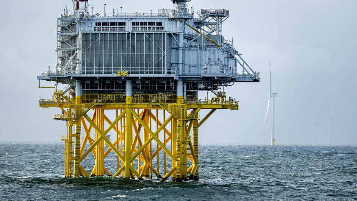 Energiaa tuottava asema luodolla meressä. Keltaiset rakennelmat tukevat teräksistä energialauttaa.