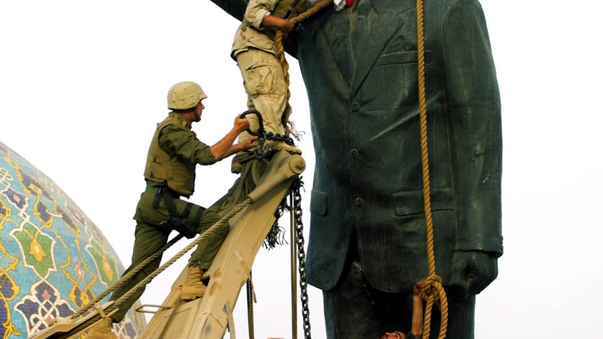 Amerikkalaisjoukot kaatavat Saddam Husseinin patsasta