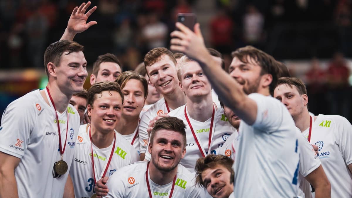 Miesten salibandymaajoukkue juhlii MM-pronssia.