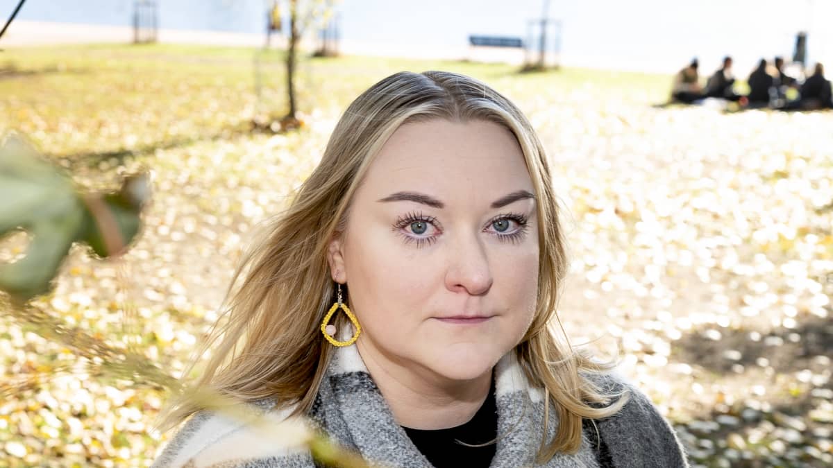 Linnéa Partanen syksyisessä puistossa.