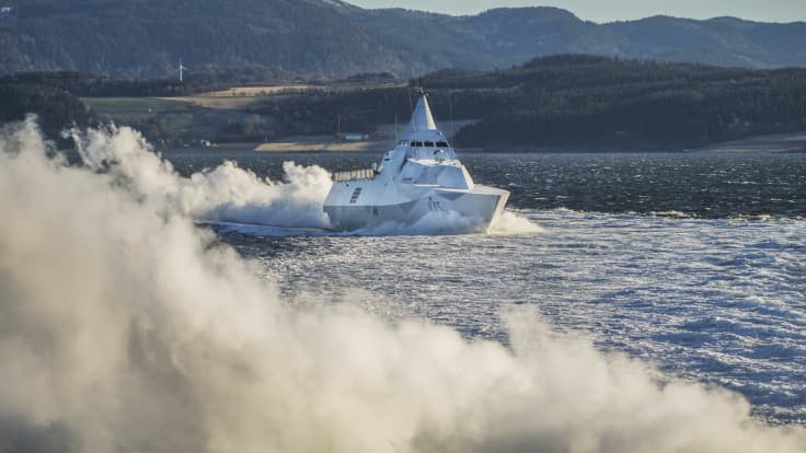 Ruotsin merivoimien sotalaiva HMS Karlstad ajaa kovaa vauhtia, pärskeet lentäen.