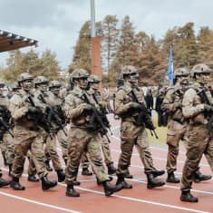 Joukkoja puolustusvoimain lippujuhlan päivän paraatikatselmuksessa Jyväskylässä sunnuntaina 4. kesäkuuta 2023.