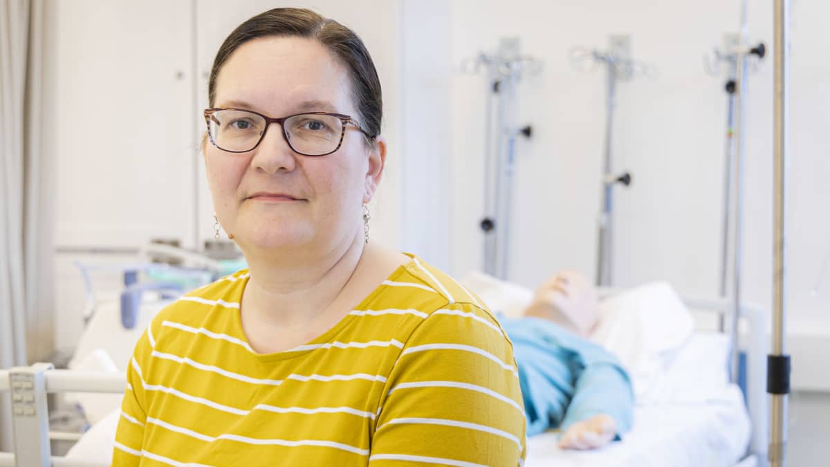 Vasta hoitajaksi valmistunut Kati Eväsoja ei pelkää hoitajan työn rankkuutta.