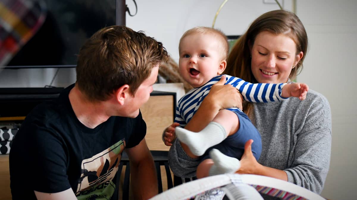 Lotta Henttala med sonen i famnen
