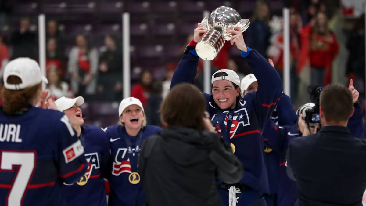 Hilary Knight nostaa MM-pokaalin ilmaan. 