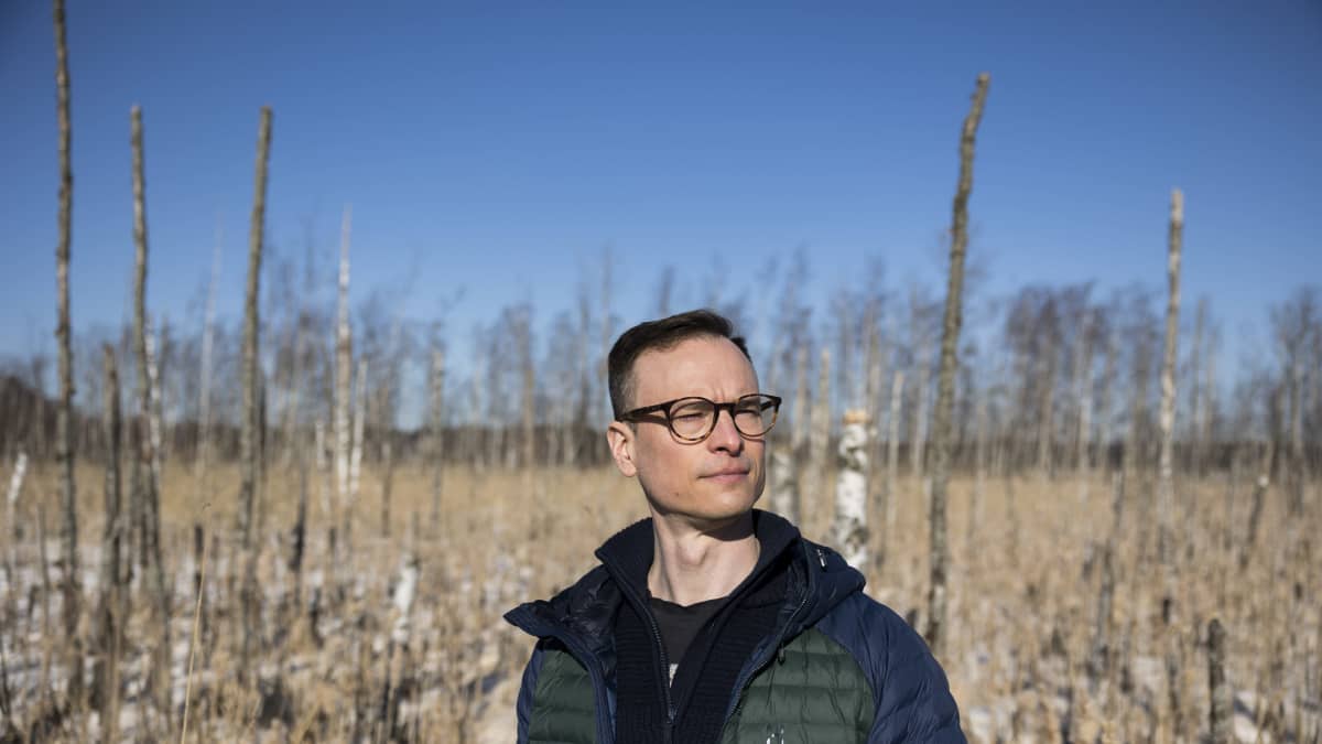 VTT:n energia-alueen tutkimusjohtaja Antti Arasto Otaniemen rannassa.