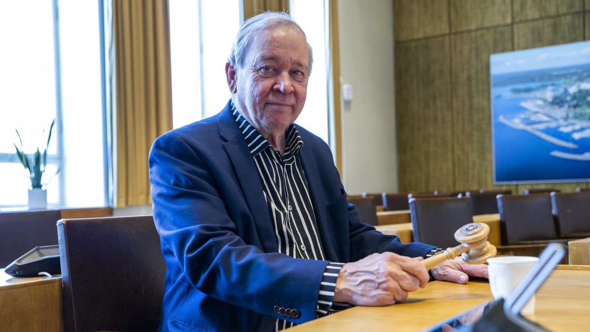 Kemin vasemmistoliiton valtuustoryhmän puheenjohtaja Pertti Henttinen
