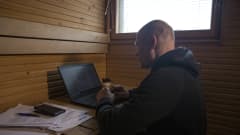 Teemu Takalo työskentelee saunassaan.
