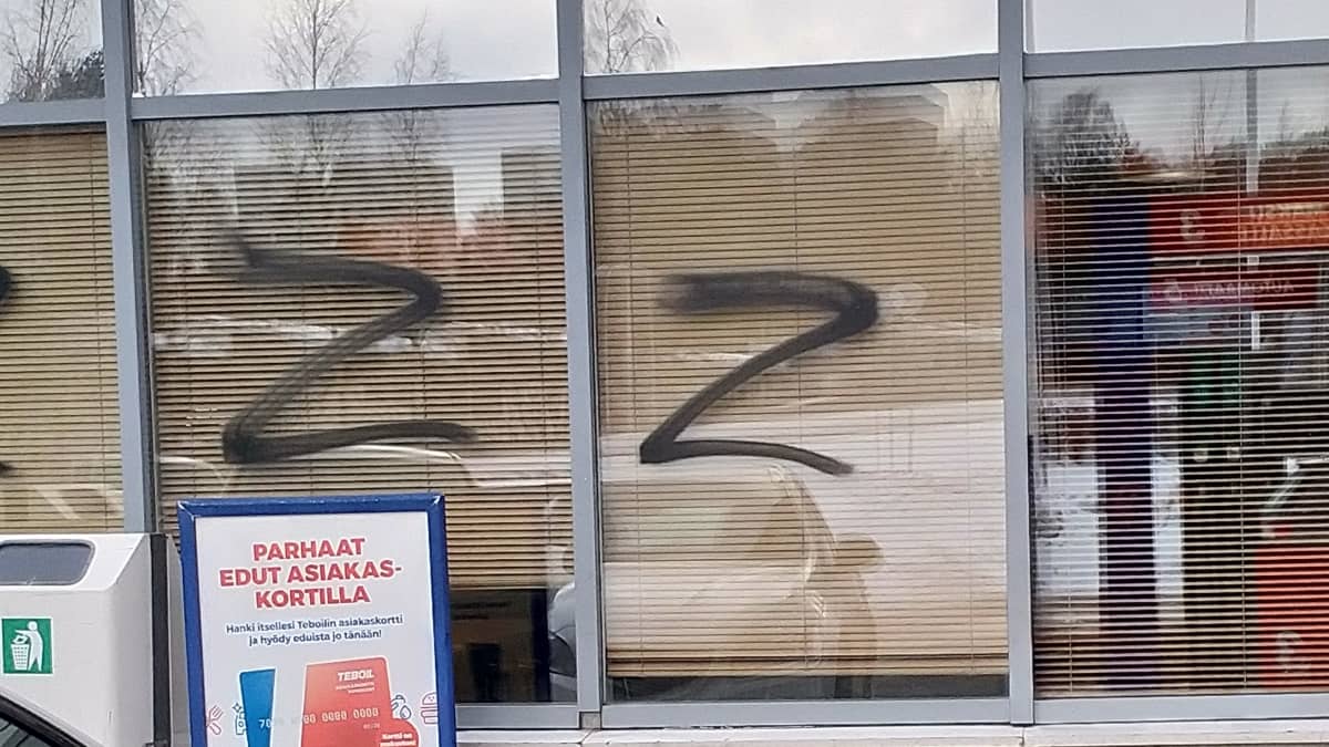 Espoon Kivenlahden Teboilin ikkunoihin oli tussattu Z-merkkejä 11. maaliskuuta vastalauseena Venäjän toimille. Kuvassa ikkunat töhrittynä.