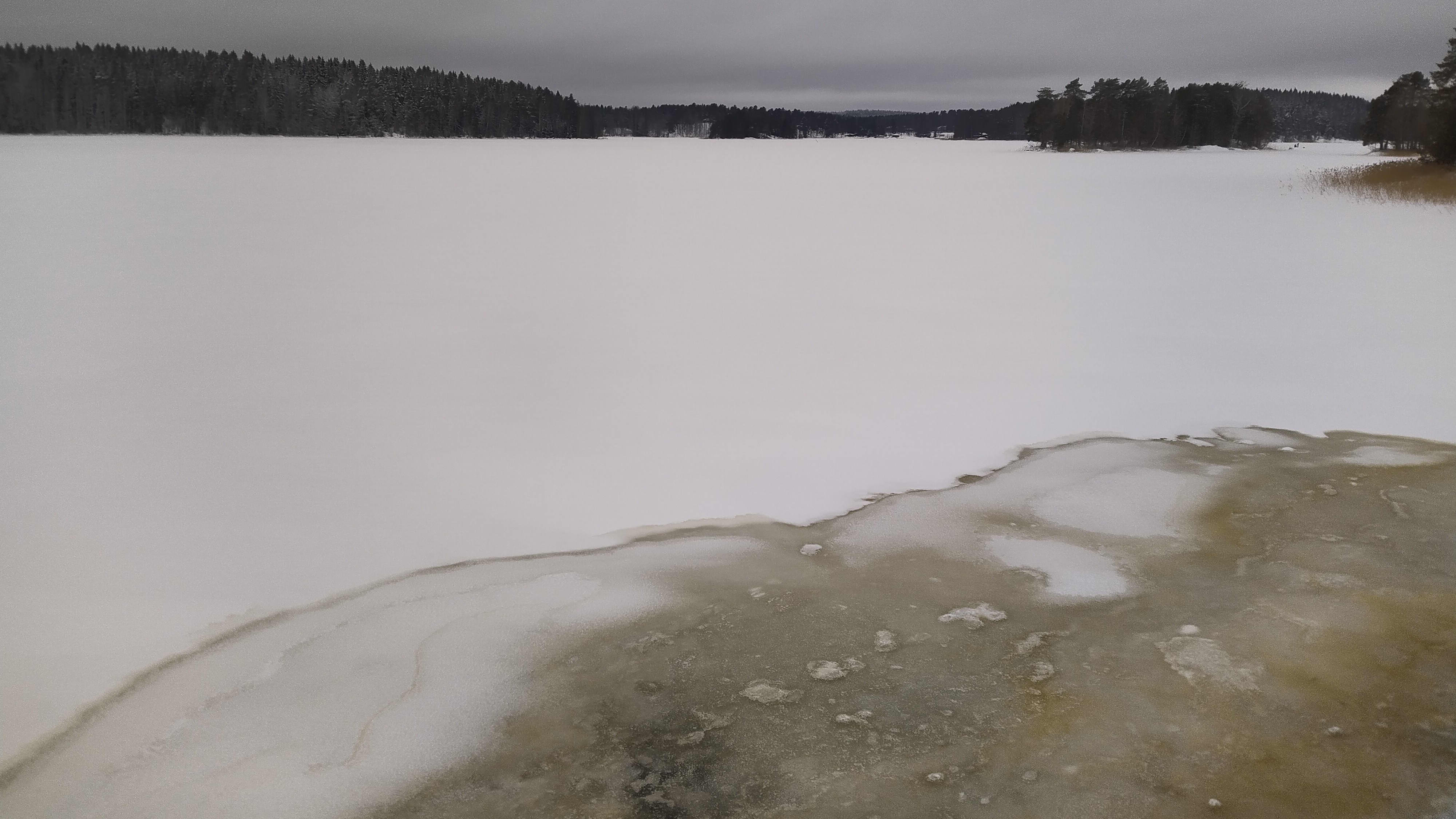 Kuvassa on jäätynyt järvi talvella. 