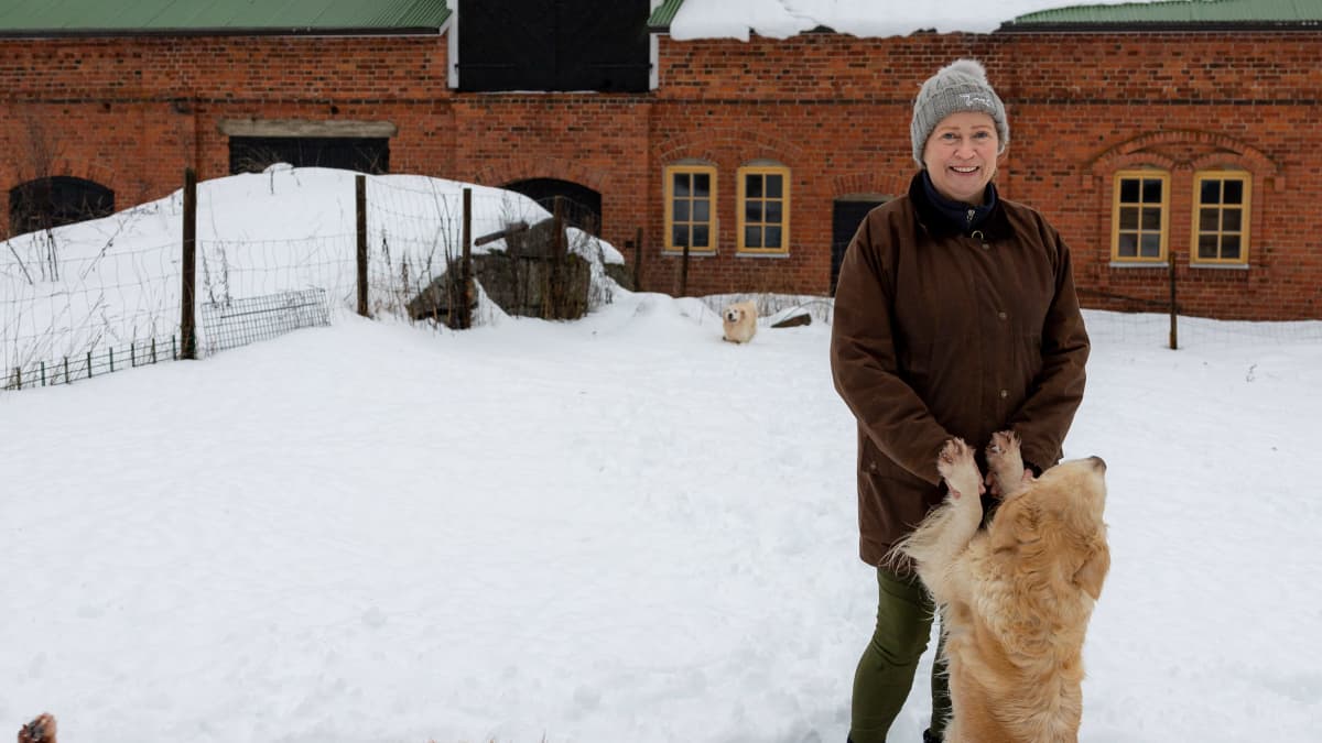 Heidi Karves ja kolme kultaistanoutajaa.