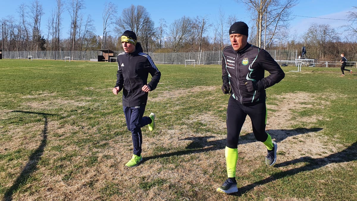 Mikko Kauppinen ja Sami Karjalainen juoksevat.