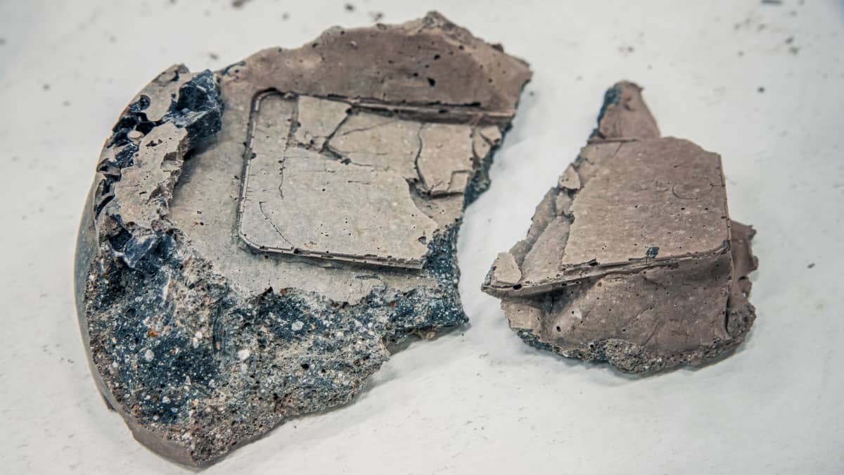 Maija Savolainen poihtii taideteoksessaan sitä, että millainen fossiili digitaalisesta maailmasta jäisi.
