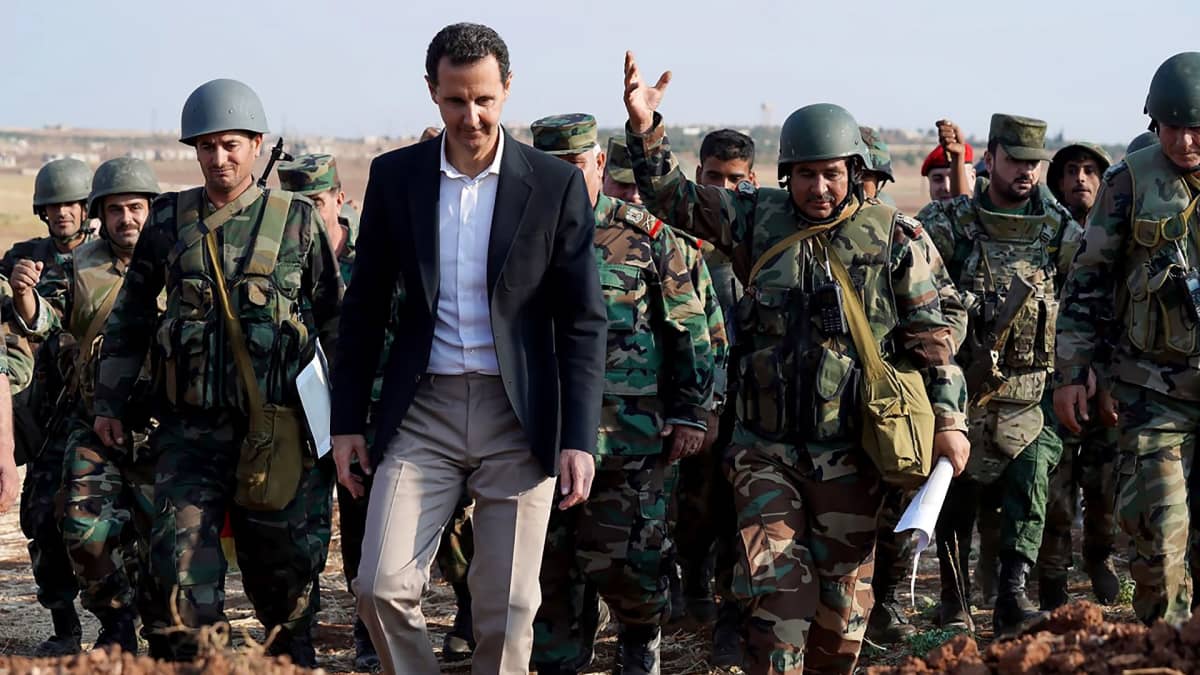 Bashar al-Assad kävelee sotilaiden keskellä