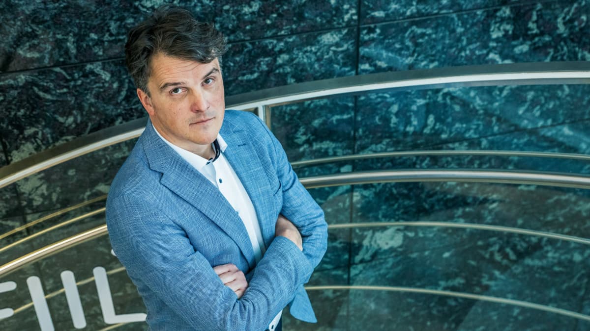 Matti Löppönen seisoo portaikossa.