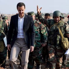 Bashar al-Assad kävelee sotilaiden keskellä