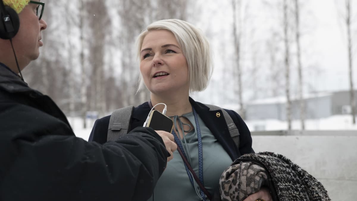 Puolustuskiinteistöjen asiakaspäällikkö Suvi Jokio. Ylen toimittaja Petri Julkunen haastattelee Jokiota. 
