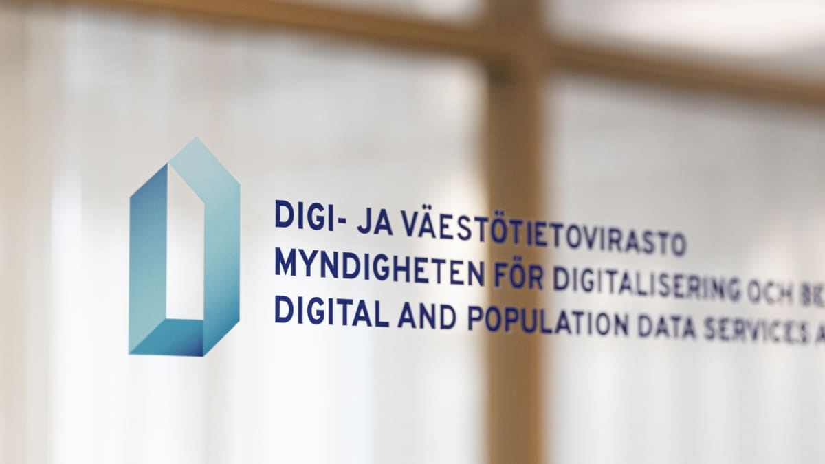 Digi- ja väestötietoviraston logo lasiovessa.