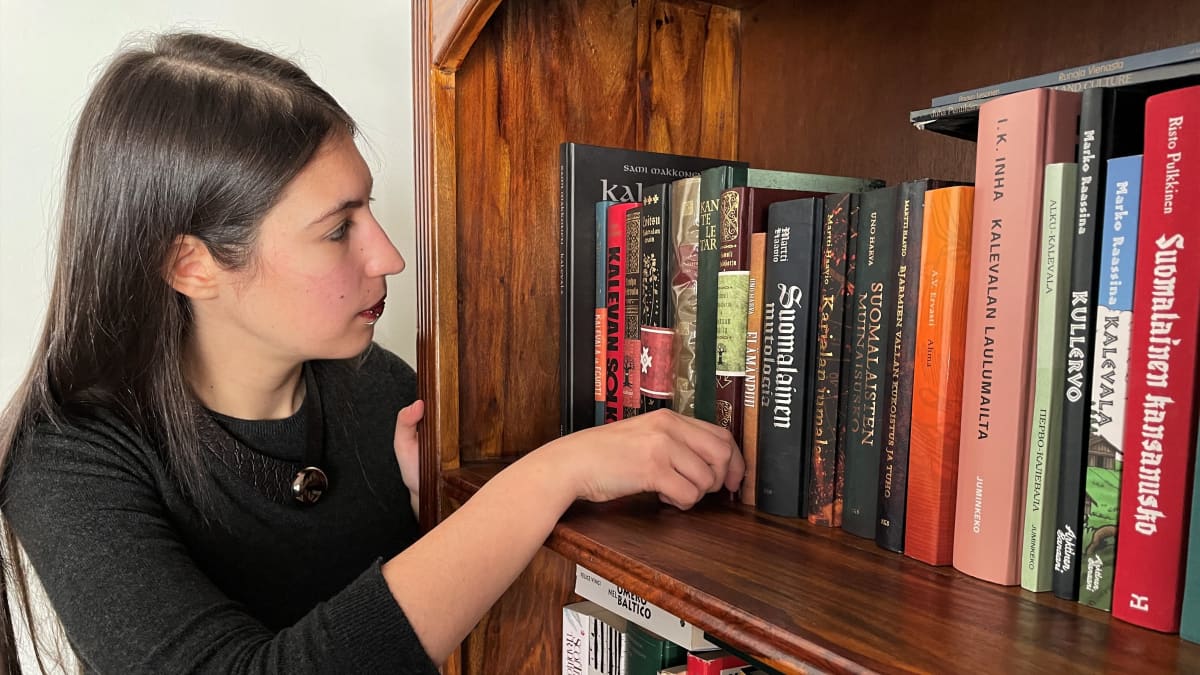 Italialainen Giulia Santelli esittelee kirjakokoelmaansa kotonaan Kuhmossa.