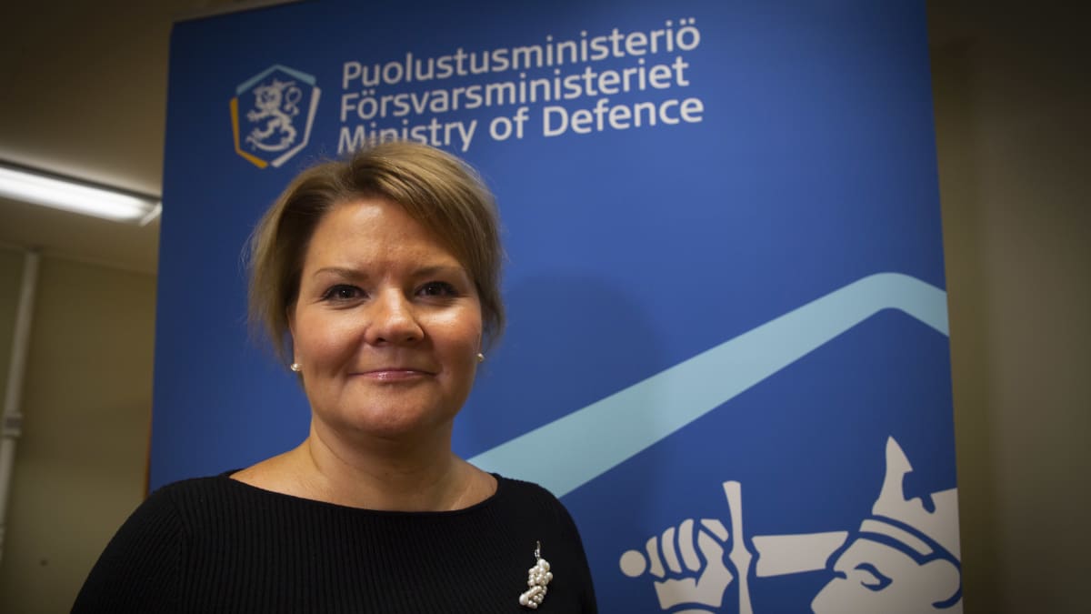 Puolustusministeriö, Anu Sallinen, Neuvotteleva virkamies. 