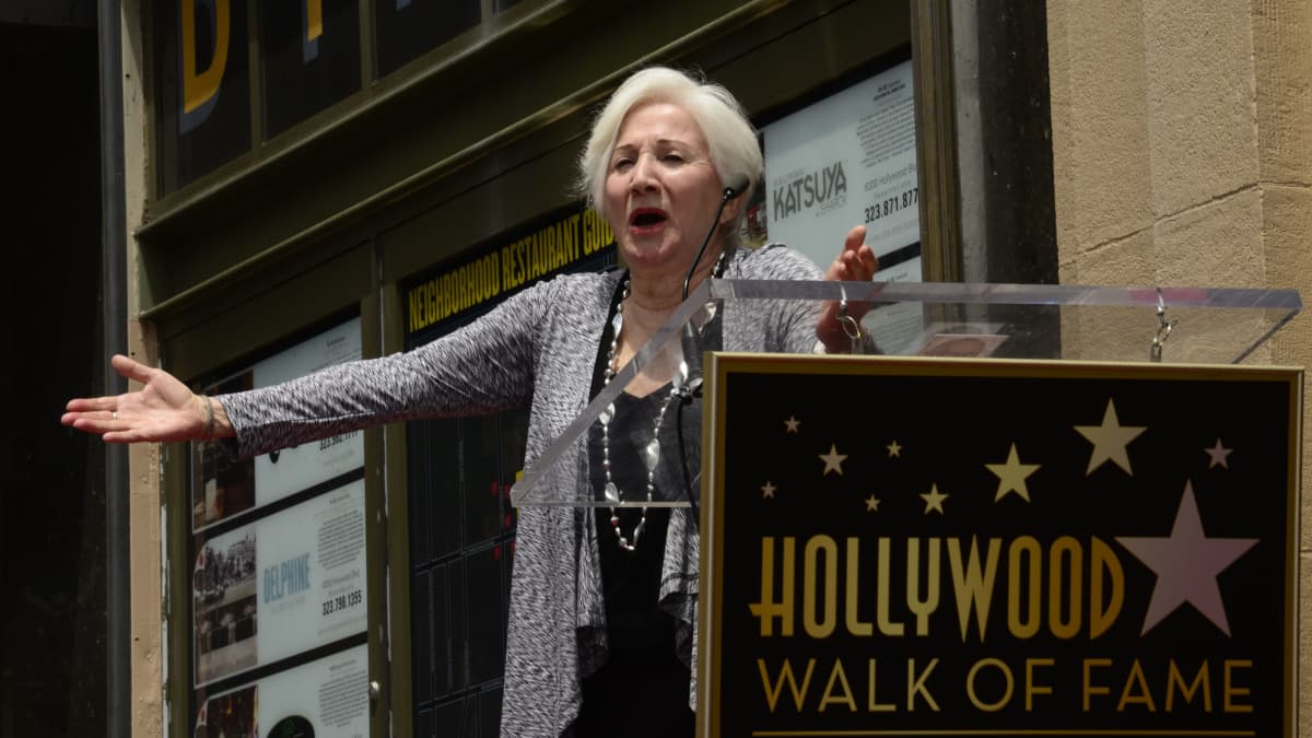 Olympia Dukakis riemuitsee saadessaan tähtensä Hollywoodin Walk of Famelle