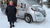 Jaana Janhunen seisoo asuntoautonsa vieressä Karigasniemellä.