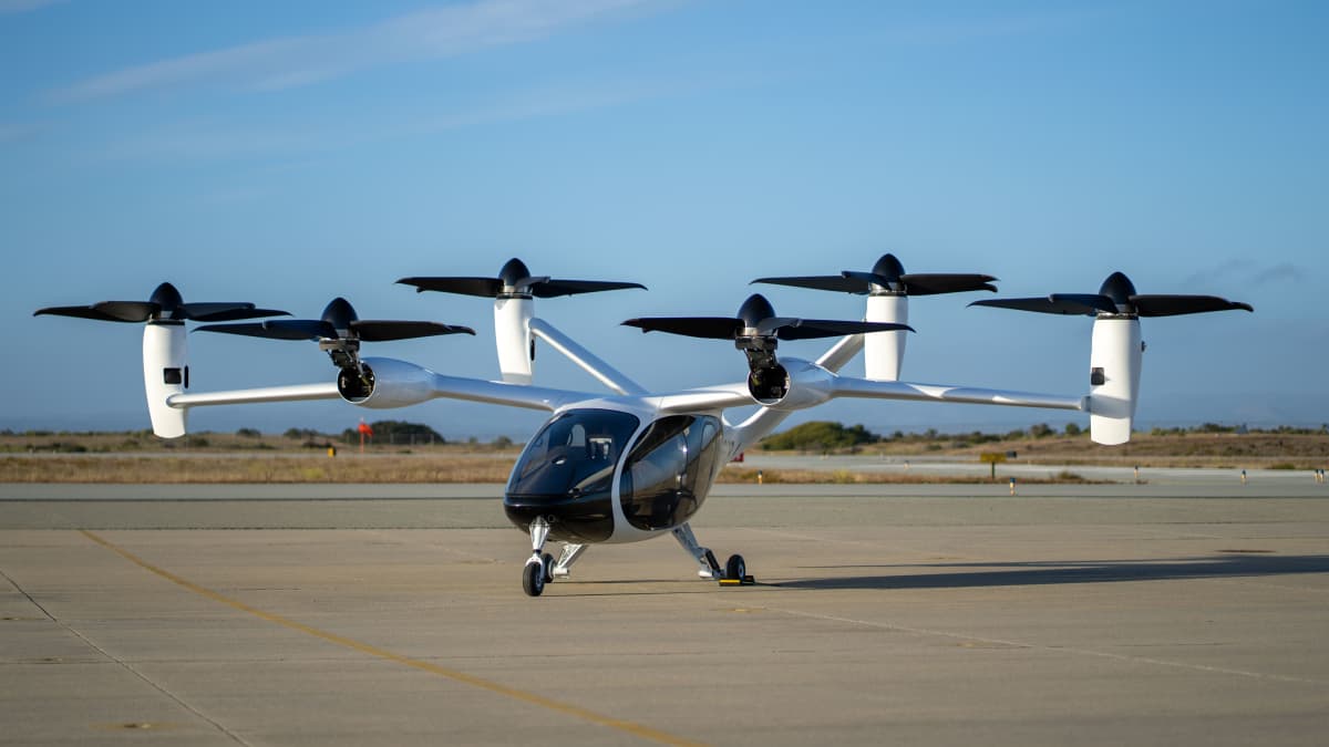 Joby Aviationin eVTOL-ilma-alus, joka on suunniteltu taksilentotoimintaan. Laitteen testilento Kaliforniassa 6.7.2021. 