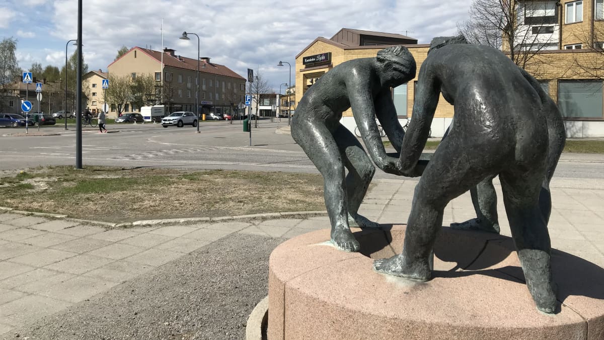 Taisto Martiskaisen Kaupan kaivo -taideteos  Lieksan keskustassa.