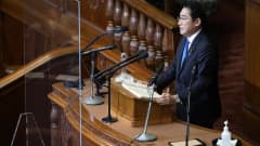 Fumio Kishida håller tal i Japans parlament.