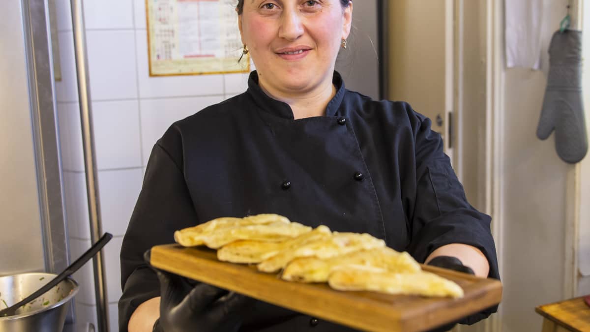 Georgialainen kokki Eter Inaneishvili Georgialaisessa ravintola Rionin keittiössä