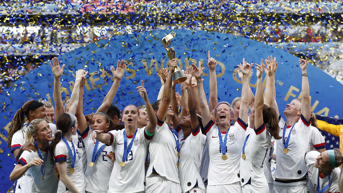 USA:s damlandslag lyfter VM-pokalen.