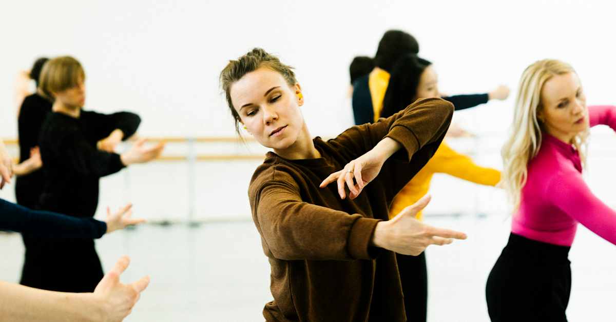 Balettitanssijat joutuivat epämukavuusalueelle: tanssivat nyt lenkkarit jalassa hiphopia