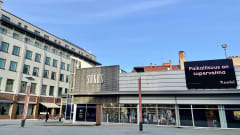 Taustalla rakennuksia.