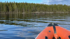 Kuopion järvipelastajien aluksen keula tyynellä järvellä.