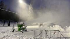 Lumitykki tekee lunta Tampereen Kaupissa.