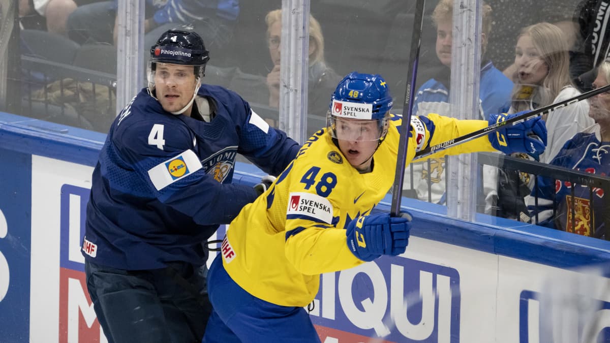 Jonatan Berggren ja Mikko Lehtonen kamppailevat.