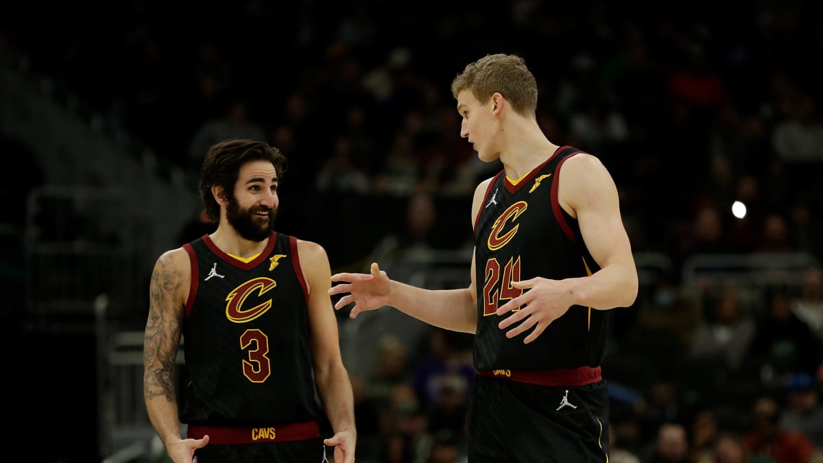 Cleveland Cavaliersin Ricky Rubio ja Lauri Markkanen juttutuokiolla kaudella 2021-22. 