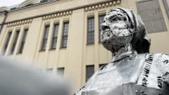 Kuvanveistäjä Tiina Torkkelin patsas tupakkatehtaan naistyöntekijöiden muistoksi. Paljastettiin Pietarsaaressa 27.10.2022.