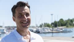 Urheilumanageri Harri Halme kuvattuna Kaivopuiston rannassa.