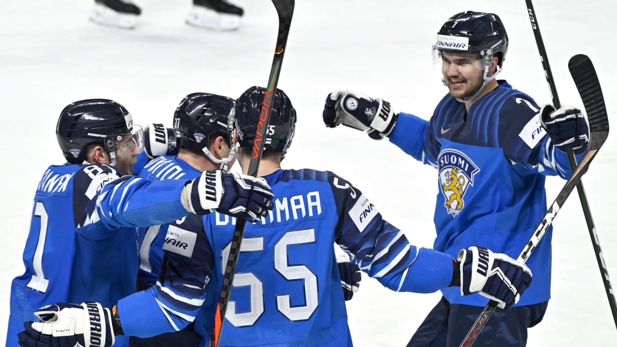 Suomen jääkiekkomaajoukkue juhlii tasoitusmaalia Norjaa vastaan.