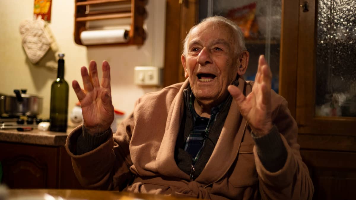 Antonio Grippo istuu pöydän äärellä ja viittoilee innostuneesti käsillään.