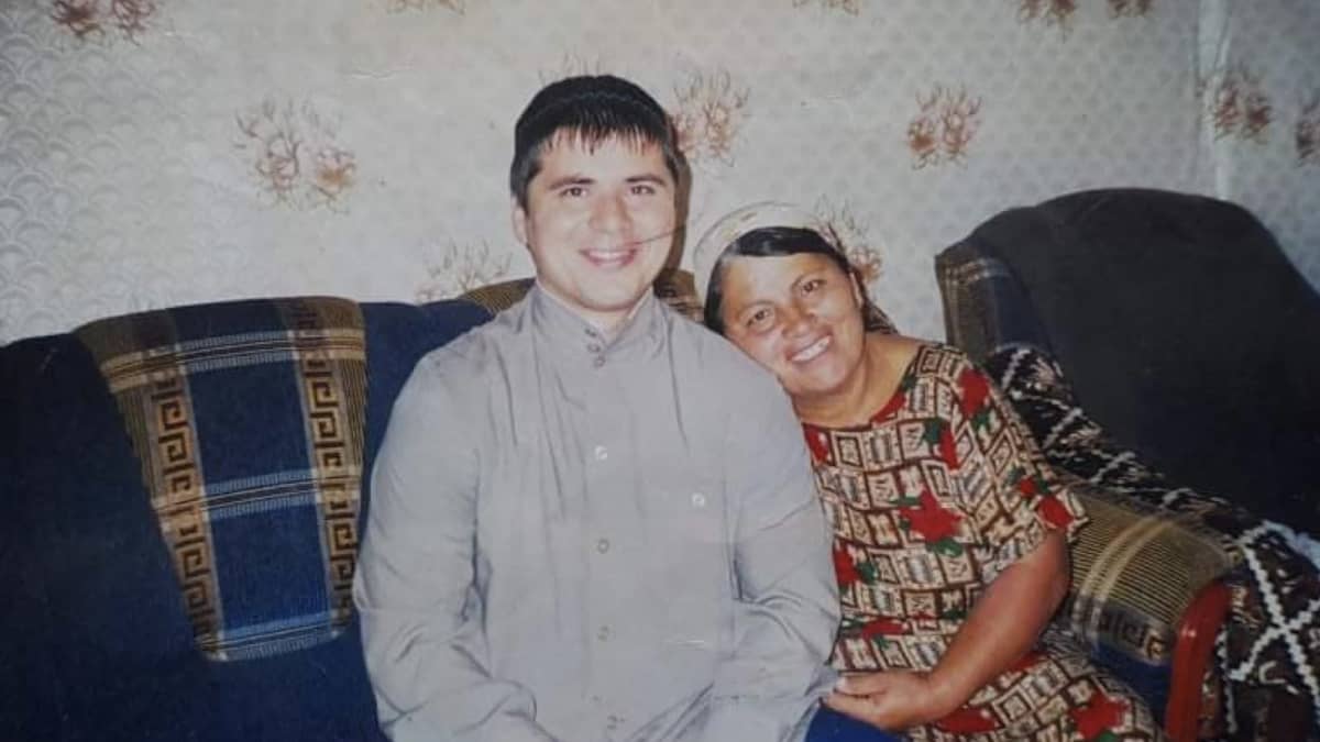 Tšetšenian aktiivisti Musa Lomajev äitinsä kanssa 