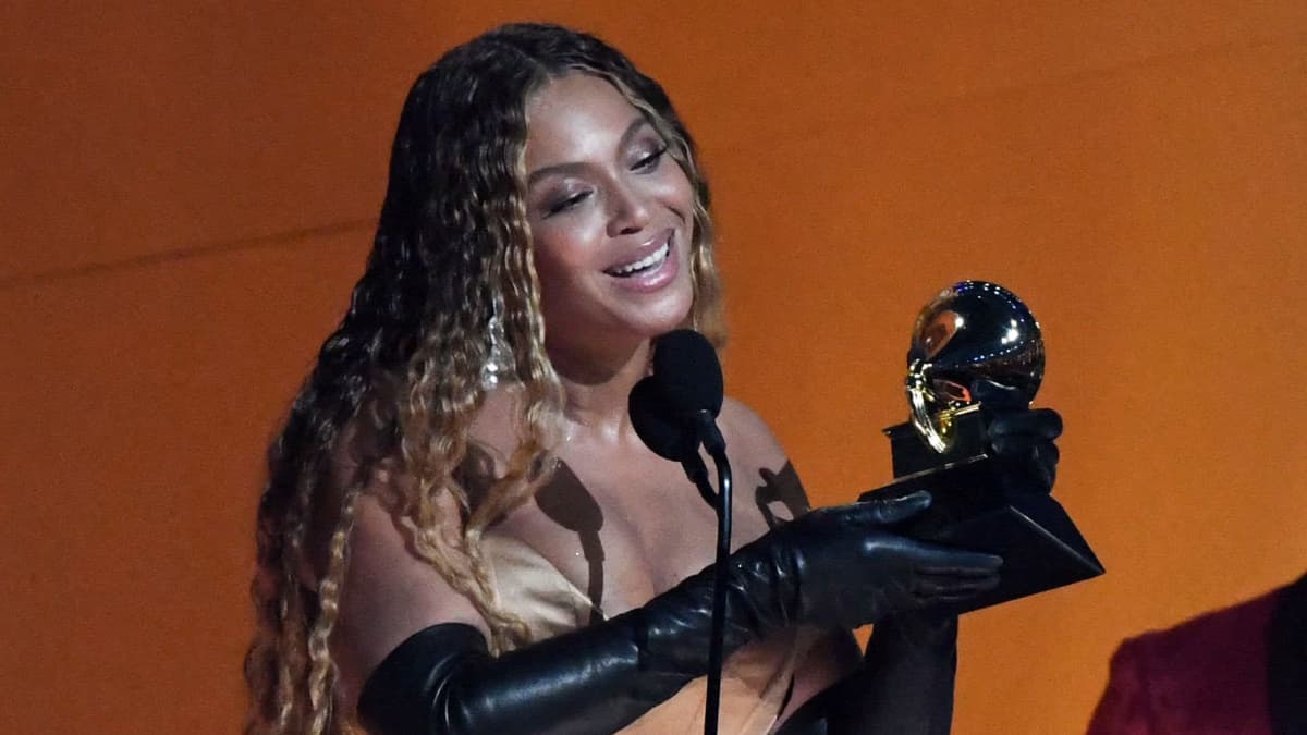 Beyonce pitelee palkintopokaalia.